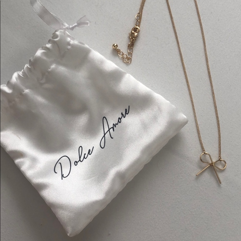 Bow necklace